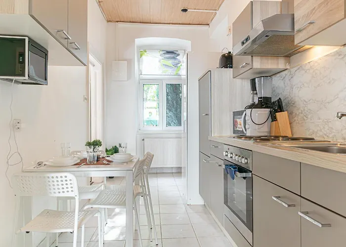 Lovely 2br Apartment, Near U6 Schoepfwerk Appartement