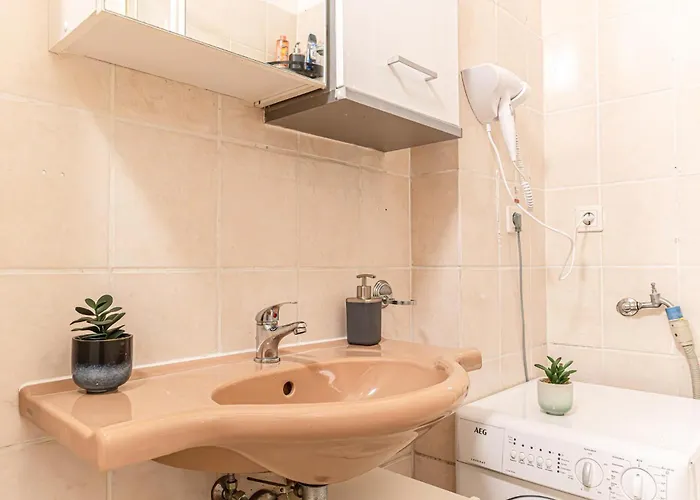 Lovely 2br Apartment, Near U6 Schoepfwerk * Wenen